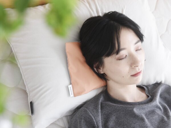冷やさなくてもヒンヤリ熟睡、夏の寝つき対策『北極まくら』。頭寒足熱をお手軽に！[PR]