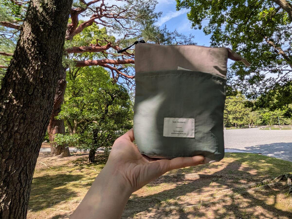 この絶妙サイズがいい！頼れる『薄型保冷ミニポーチ』で荷物コンパクトに熱中症対策[PR]