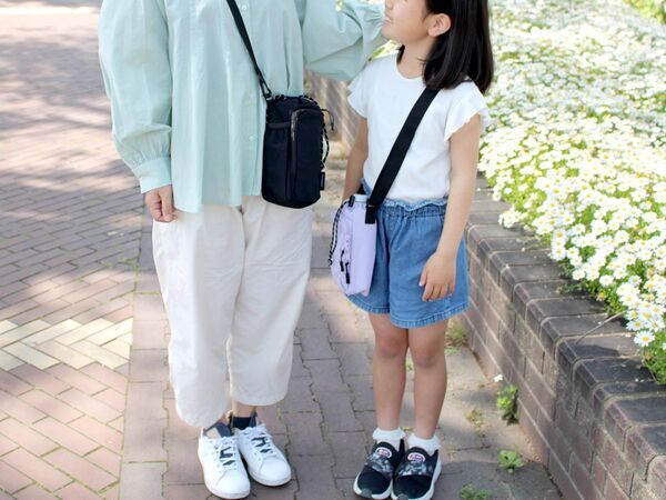 ドリンクと必需品を小さくまとめて。夏のちょっとしたお出掛けに、親子リンク「保冷ショルダー」[PR]