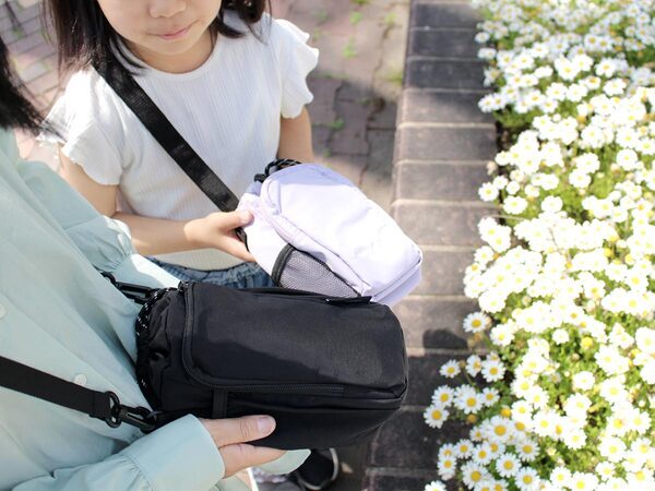 ドリンクと必需品を小さくまとめて。夏のちょっとしたお出掛けに、親子リンク「保冷ショルダー」[PR]
