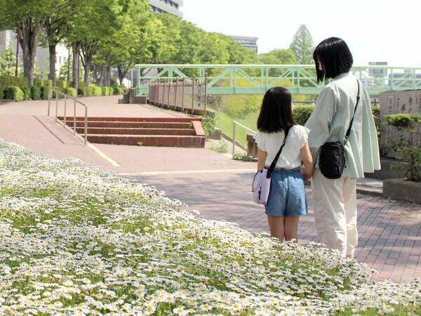 ドリンクと必需品を小さくまとめて。夏のちょっとしたお出掛けに、親子リンク「保冷ショルダー」[PR]