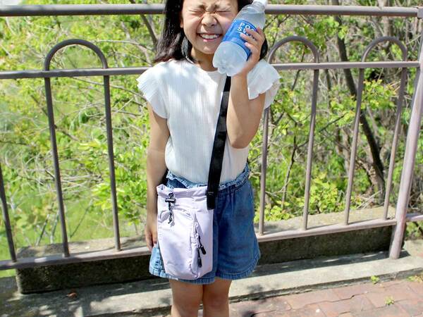 ドリンクと必需品を小さくまとめて。夏のちょっとしたお出掛けに、親子リンク「保冷ショルダー」[PR]