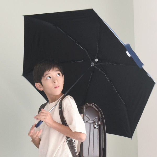 雨の日の登下校キッズを守る！伸びる・撥水・遮る、機能派レイングッズ5選[PR]