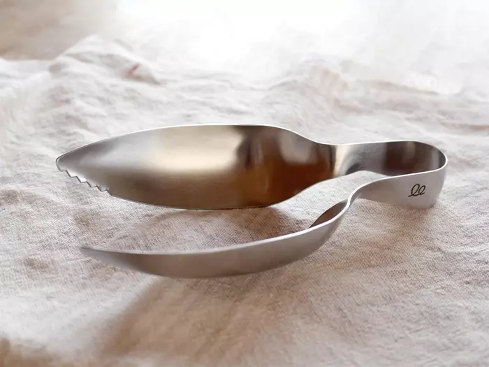 なるほど便利。氷スコップとトングが一体化、レイエの「すくえるアイストング」