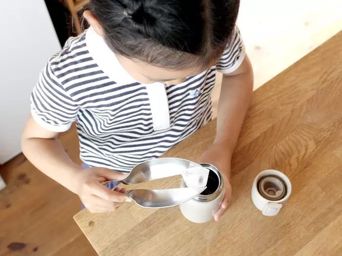 なるほど便利。氷スコップとトングが一体化、レイエの「すくえるアイストング」