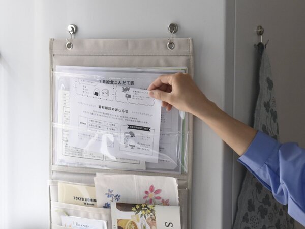 プリントは冷蔵庫に直貼り？仕分けもできる収納ポケットなら「しまう」も「確認」も一度に叶う！[PR]