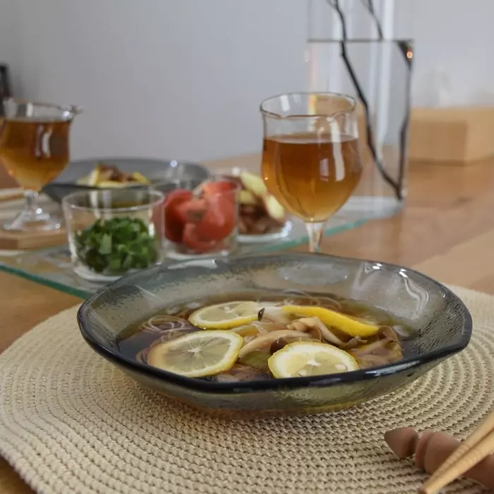 見た目も涼しげ！ひんやり麺にぴったりな「ガラスの深ボウル」インスタグラマーさんはこんなメニューで愛用中