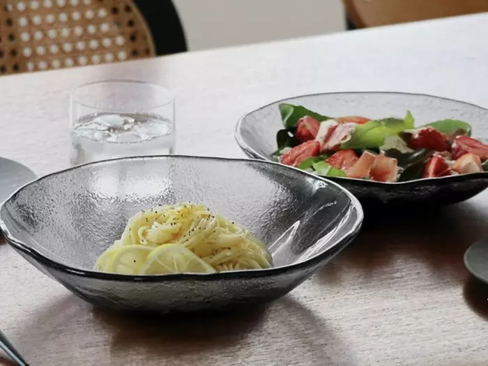 見た目も涼しげ！ひんやり麺にぴったりな「ガラスの深ボウル」インスタグラマーさんはこんなメニューで愛用中