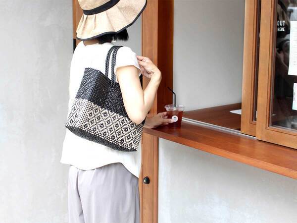 やっと手に入れたメルカドバッグ。大人っぽくて今っぽい、かごバッグに次ぐ夏のヘビロテに！[PR]