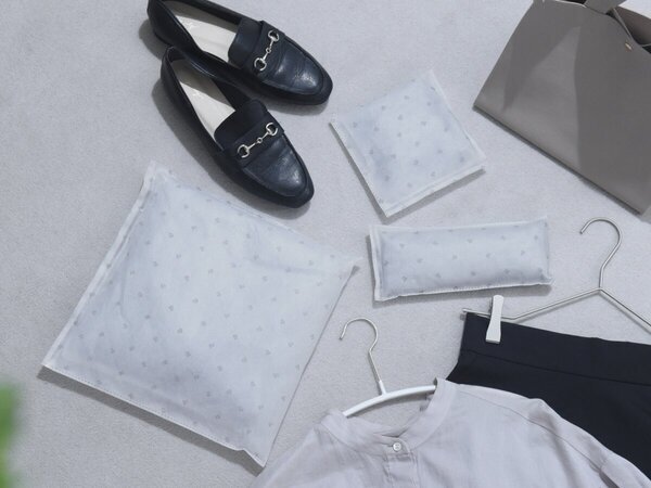 【スタッフが実践！】置くだけで湿気コントロールする『調湿炭』を靴とバッグで使ってみました[PR]