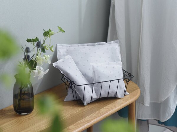 【スタッフが実践！】置くだけで湿気コントロールする『調湿炭』を靴とバッグで使ってみました[PR]