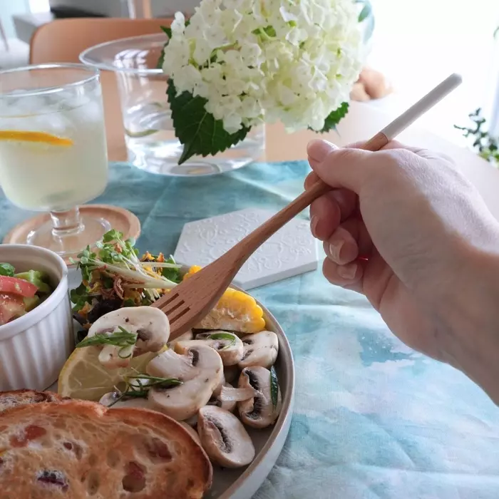 1本添えるだけで「あたたかな食卓」。マネしたい、インスタグラマーさんの“木のカトラリーのある暮らし”