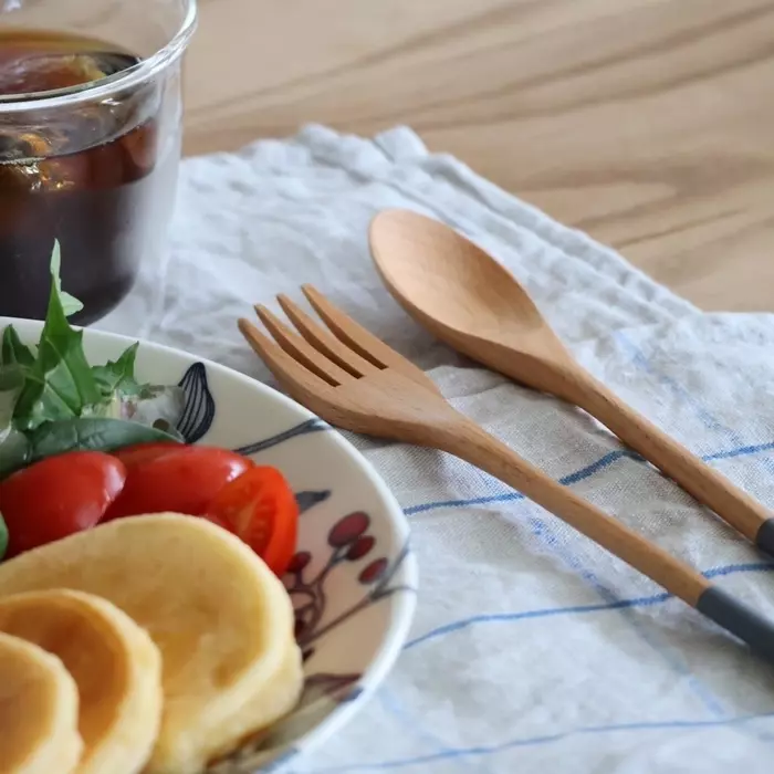 1本添えるだけで「あたたかな食卓」。マネしたい、インスタグラマーさんの“木のカトラリーのある暮らし”