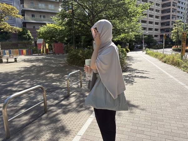 まるで氷のベール。ひんやり強冷感ポンチョが、暑がりスタッフの必需品に！[PR]