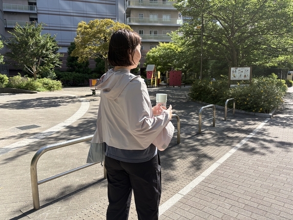 まるで氷のベール。ひんやり強冷感ポンチョが、暑がりスタッフの必需品に！[PR]