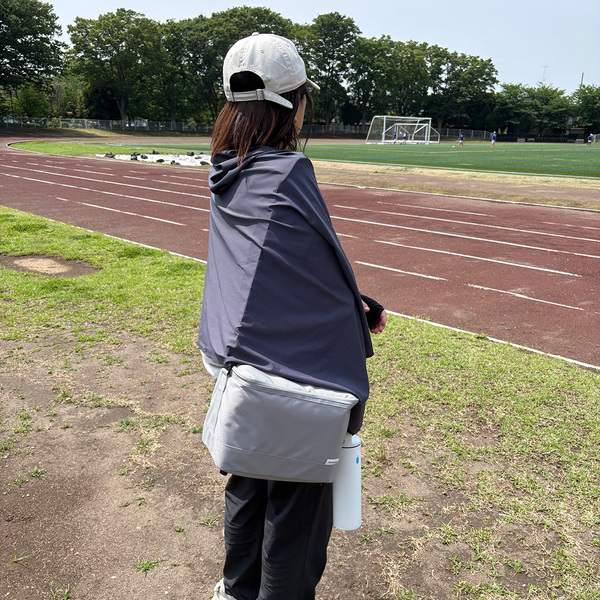まるで氷のベール。ひんやり強冷感ポンチョが、暑がりスタッフの必需品に！[PR]