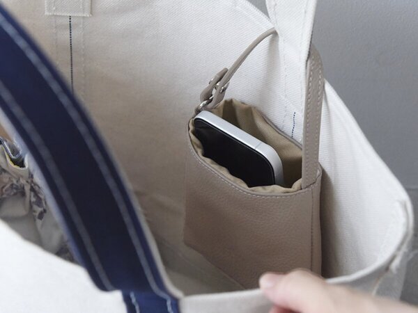 スマホにハンディ扇風機・・バッグ型チャームにこんなアイテム入れてます！スタッフのミニチュアバッグ使用レポ[PR]