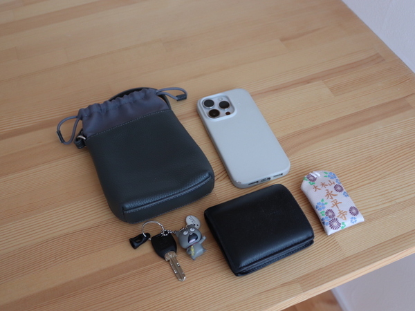 スマホにハンディ扇風機・・バッグ型チャームにこんなアイテム入れてます！スタッフのミニチュアバッグ使用レポ[PR]