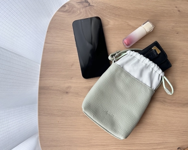 スマホにハンディ扇風機・・バッグ型チャームにこんなアイテム入れてます！スタッフのミニチュアバッグ使用レポ[PR]