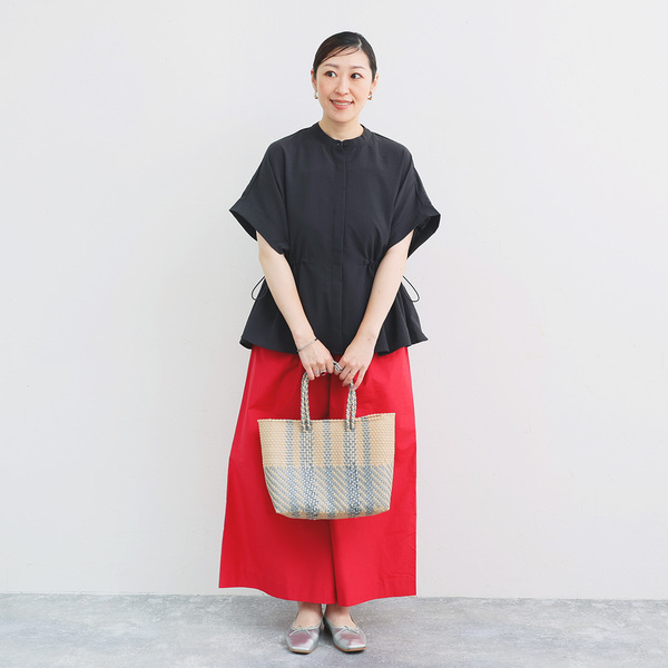 暑い日の“きちんと感”どう作る？きゅっと絞って着回し上手なブラウスのスタッフレビュー[PR]