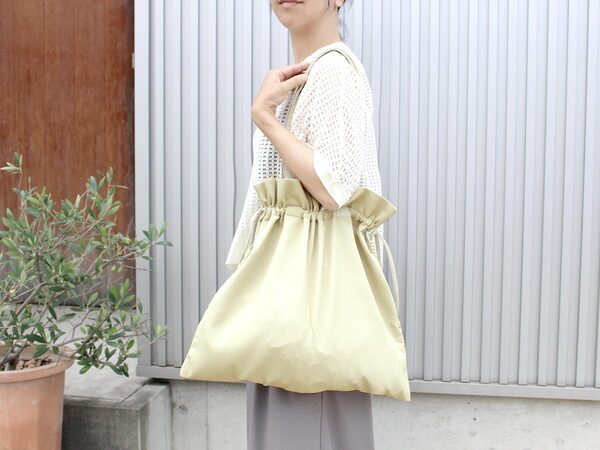 夏のかさばる荷物をまとめてキュッ。ミニバッグとのセット使いが便利な「巾着サブバッグ」[PR]