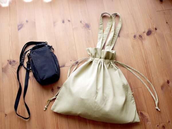 夏のかさばる荷物をまとめてキュッ。ミニバッグとのセット使いが便利な「巾着サブバッグ」[PR]