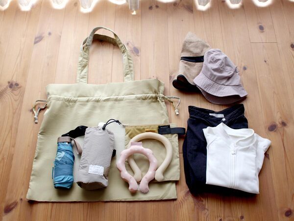 夏のかさばる荷物をまとめてキュッ。ミニバッグとのセット使いが便利な「巾着サブバッグ」[PR]