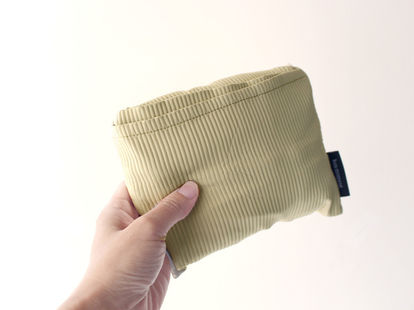 夏のかさばる荷物をまとめてキュッ。ミニバッグとのセット使いが便利な「巾着サブバッグ」[PR]
