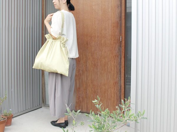 夏のかさばる荷物をまとめてキュッ。ミニバッグとのセット使いが便利な「巾着サブバッグ」[PR]