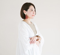 丸見えだったキッチンの生活感をすっきり解決！冷蔵庫に貼る「ラップ＆ポリ袋収納ホルダー」[PR]