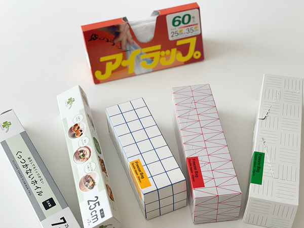 丸見えだったキッチンの生活感をすっきり解決！冷蔵庫に貼る「ラップ＆ポリ袋収納ホルダー」[PR]