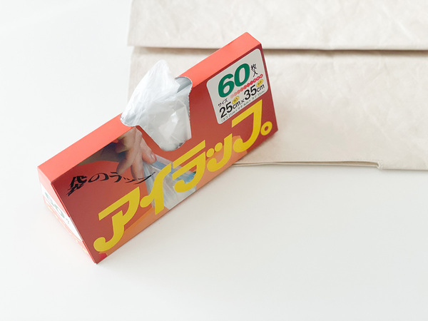 丸見えだったキッチンの生活感をすっきり解決！冷蔵庫に貼る「ラップ＆ポリ袋収納ホルダー」[PR]