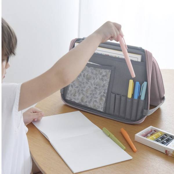 夏休みの帰省や旅行に！子どもを退屈させない秘密道具「お絵描きバッグ」【インスタグラマーさんのもの選び】[PR]