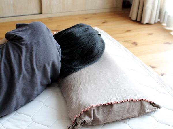 翌朝がこんなに違うとは。髪と肌の「寝るだけ美活」、シルク素材がうれしいまくらカバー[PR]