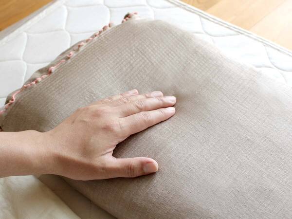 翌朝がこんなに違うとは。髪と肌の「寝るだけ美活」、シルク素材がうれしいまくらカバー[PR]