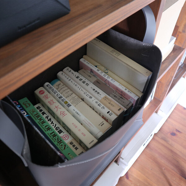 本革見え「フェイクレザー収納」を使った、夏の本棚整理[PR]