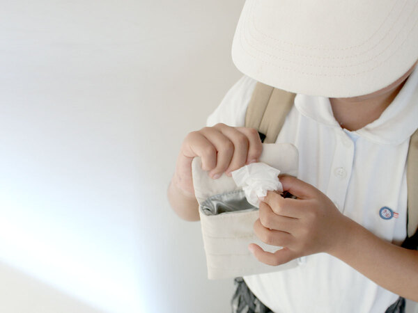 出先でのちょっとしたゴミを0秒回収！ポーチみたいな「わたし専用携帯ゴミ箱」[PR]