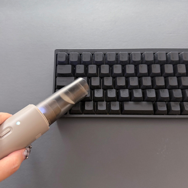 文鳥との暮らしで増えた掃除の悩みを解決。気づいた時にサッと使えるコードレススポットクリーナー[PR]
