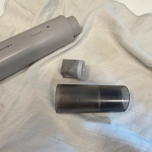 文鳥との暮らしで増えた掃除の悩みを解決。気づいた時にサッと使えるコードレススポットクリーナー[PR]
