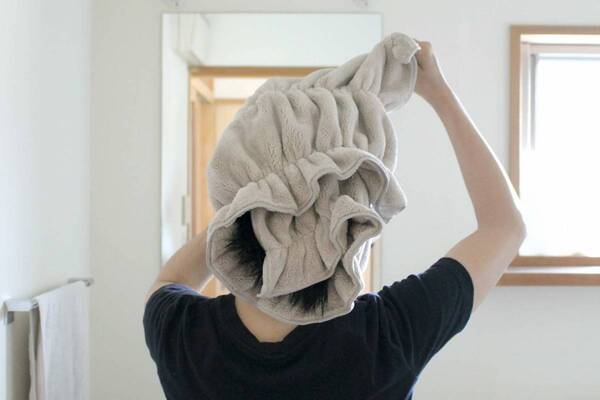 夏の髪ダメージを挽回。「ほどけにくいヘアドライタオル」で今すぐはじめる美髪ケア[PR]