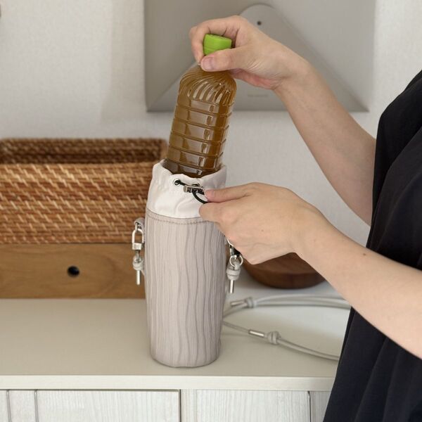 通勤にも堂々と持てる！水分補給の必需品、大人のきれいめペットボトルカバー【インスタグラマーさんのもの選び】[PR]