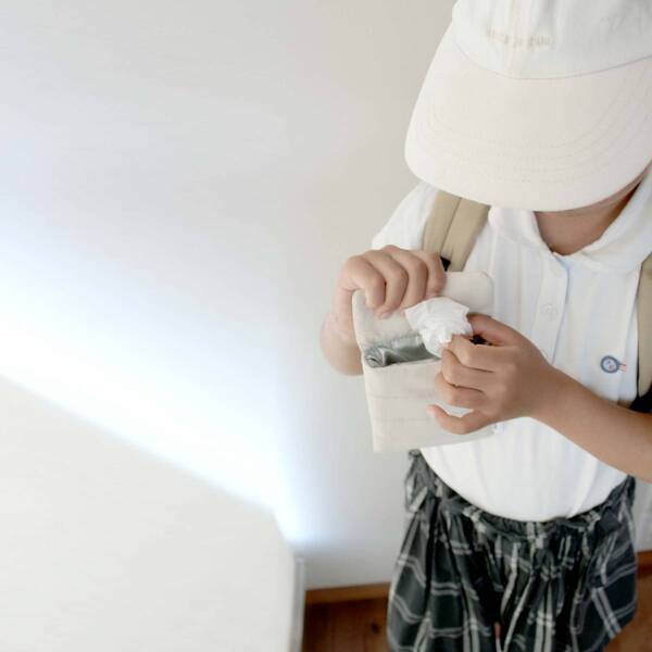 出先でのちょっとしたゴミを0秒回収！ポーチみたいな「わたし専用携帯ゴミ箱」[PR]