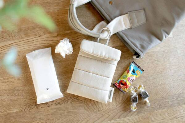 出先でのちょっとしたゴミを0秒回収！ポーチみたいな「わたし専用携帯ゴミ箱」[PR]