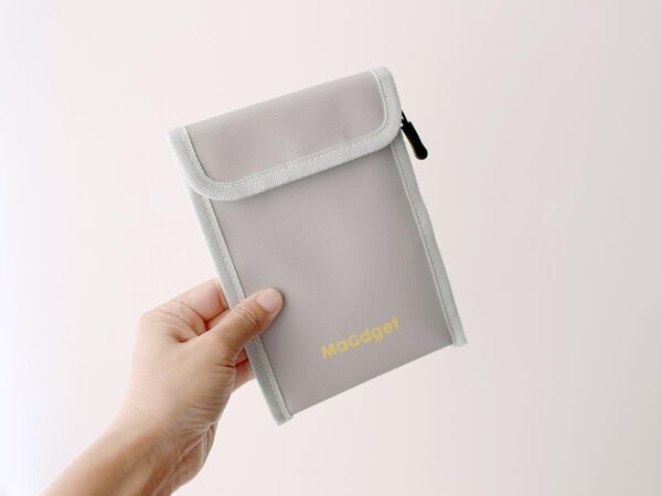 まるで小さなシェルター。バッテリーの「もしもの発火」に備える、耐火お守りポーチ[PR]