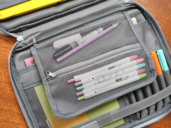 自立するから省スペース。kukka ja puuの持ち歩けるお道具箱で、創造力を育む。[PR]