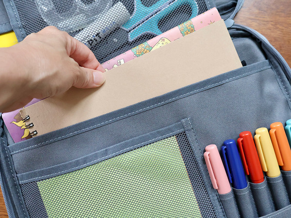 自立するから省スペース。kukka ja puuの持ち歩けるお道具箱で、創造力を育む。[PR]
