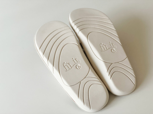 暮らしにフィットするスリッパ見つけた！fit it BASICの「足裏アーチを支える フィットするスリッパ」[PR]