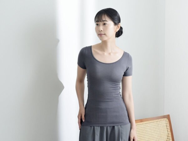 巻き肩・猫背のお悩みに。ムリせずととのう美姿勢インナーで「姿勢のクセ」をやさしく改善[PR]