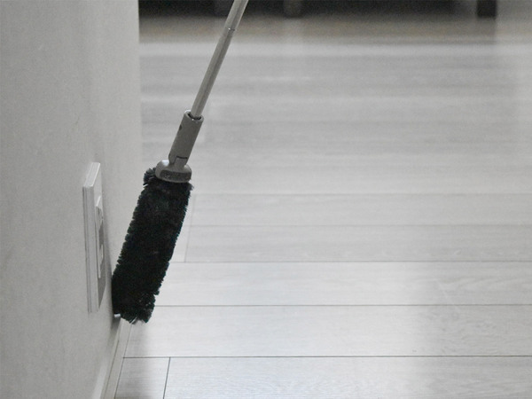 床掃除の効率アップは「上から下へ」！±0×激落ちくん 伸縮お掃除モップで始める上のホコリ習慣[PR]