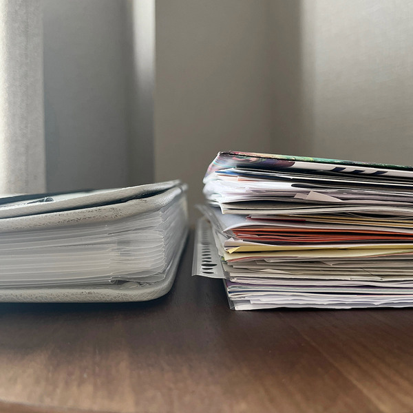 契約書などの大事な書類をまとめて管理。大容量なのに本のように収納できる「書類収納ケース」[PR]